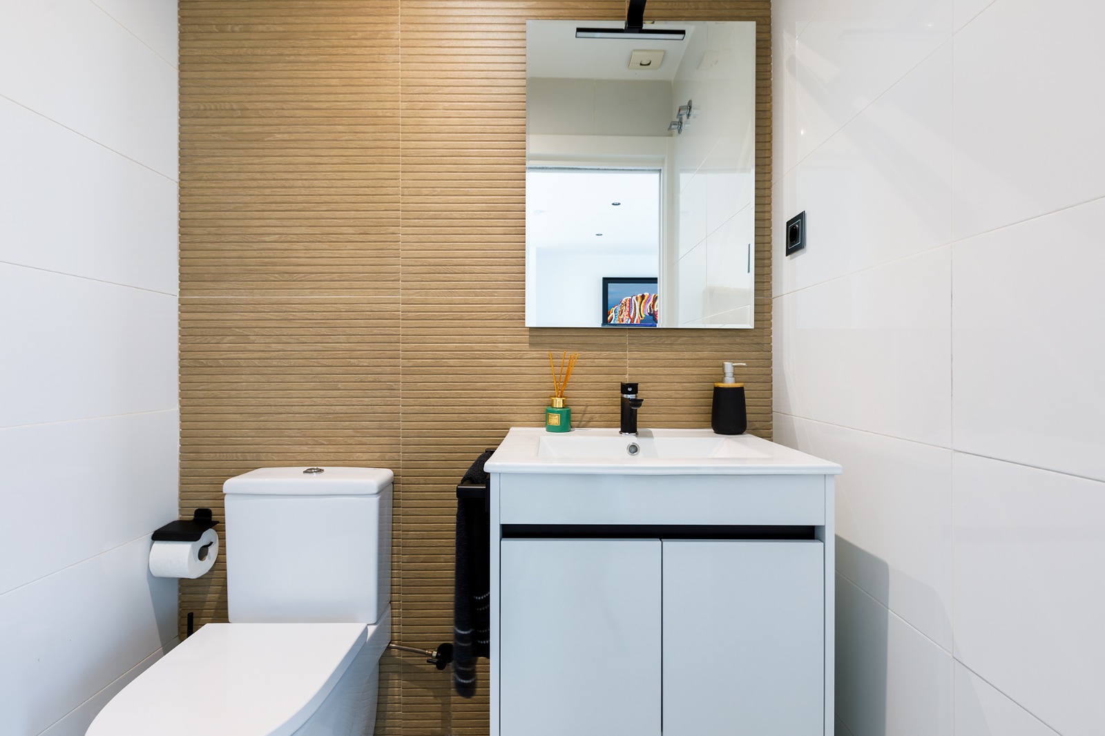 Aseo de cortesía con mueble blanco