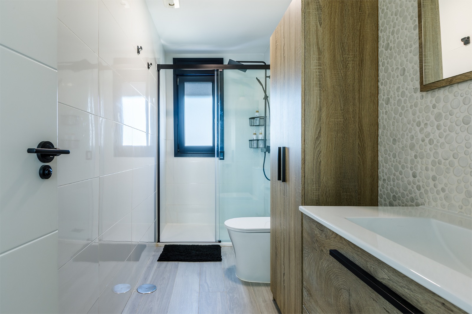 Baño principal con ducha y suelo de madera