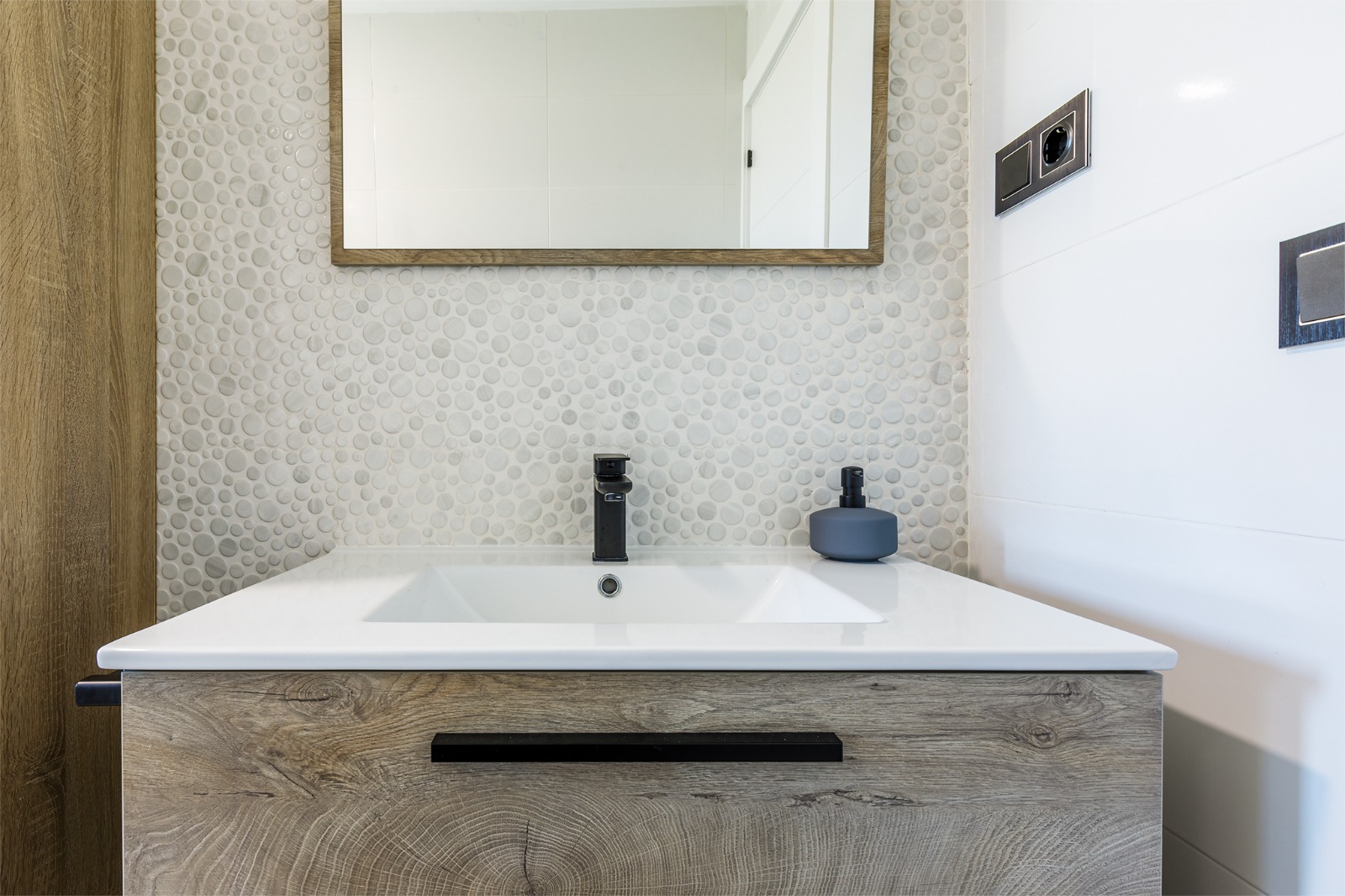 Lavabo con pared de mosaico