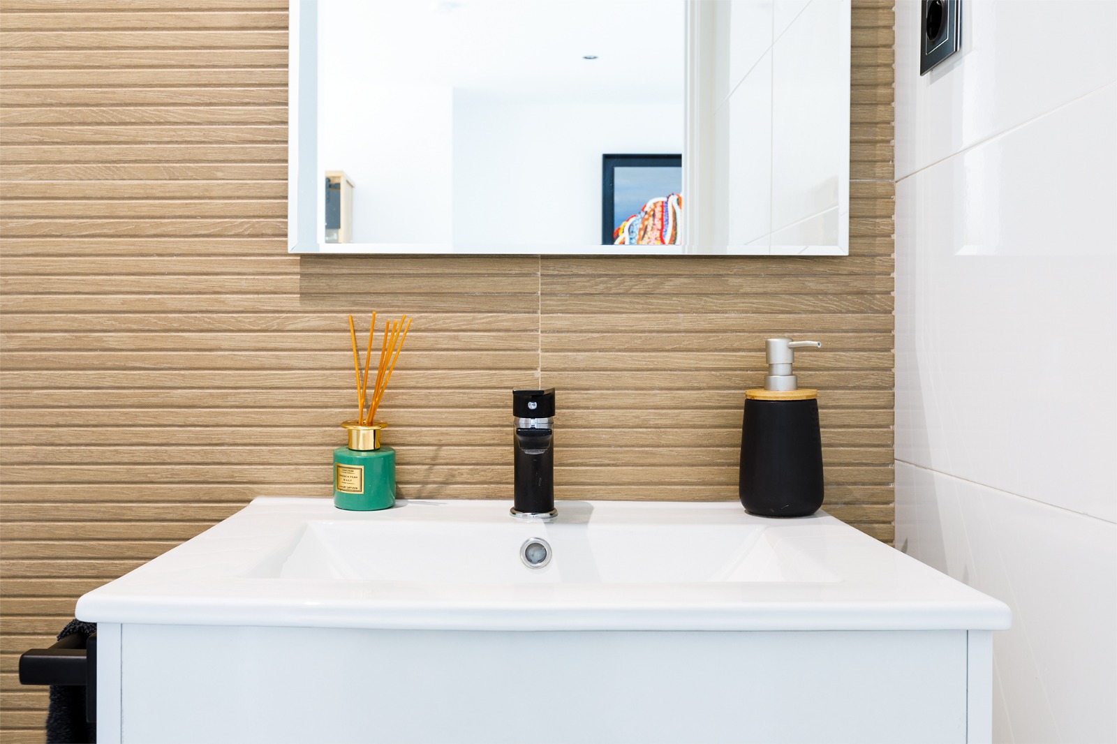Lavabo con pared de madera