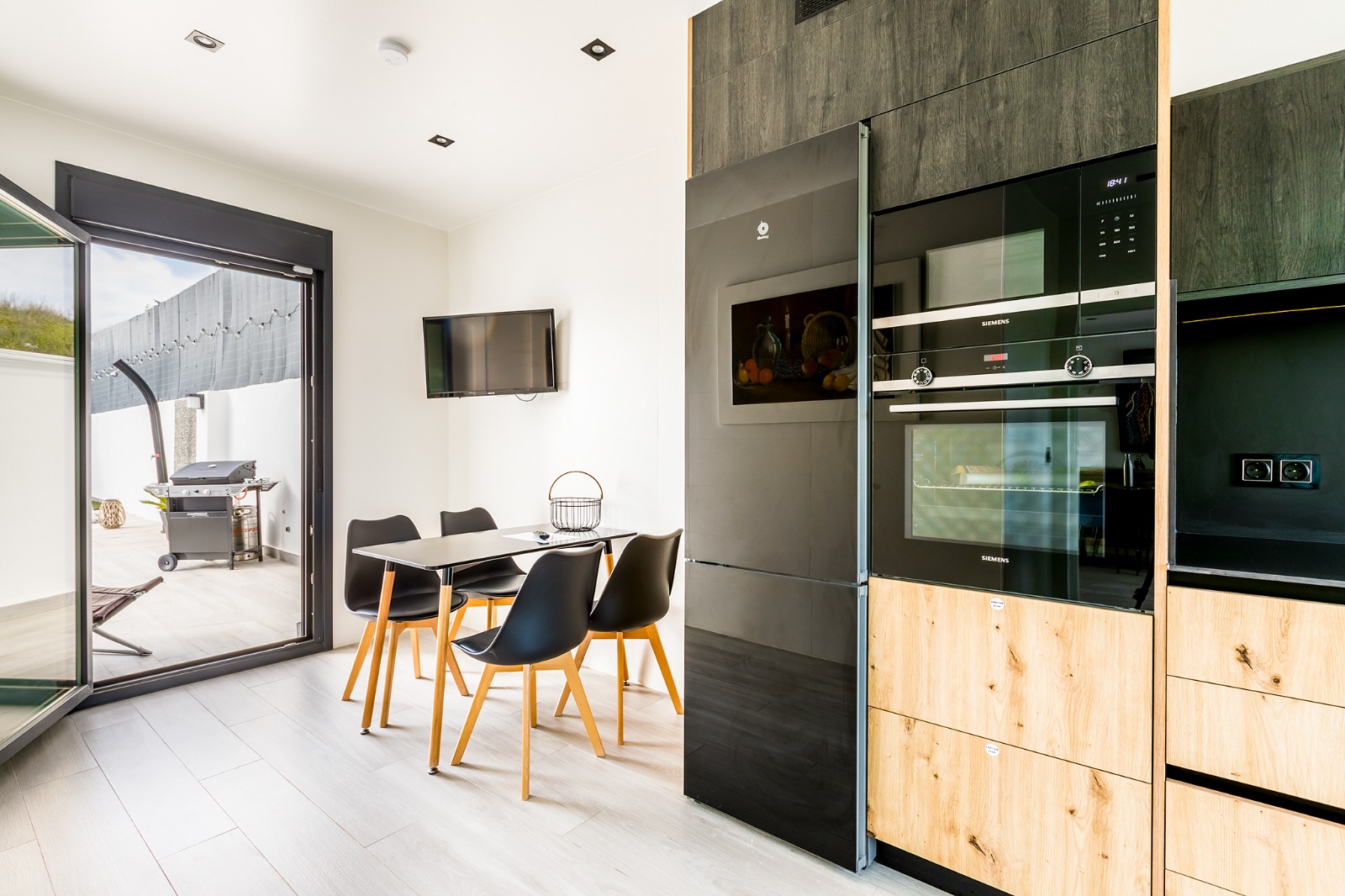 Cocina equipada con horno, microondas y mesa de comedor