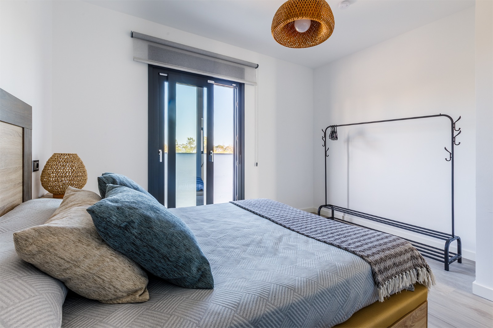 Dormitorio con cama doble y salida a la terraza