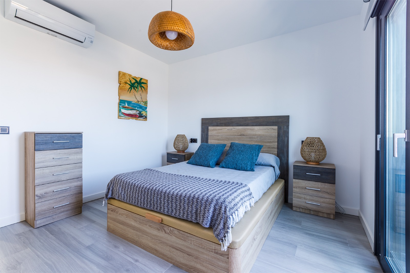 Dormitorio principal con ventana y vistas, mapamundi de madera sobre el cabecero