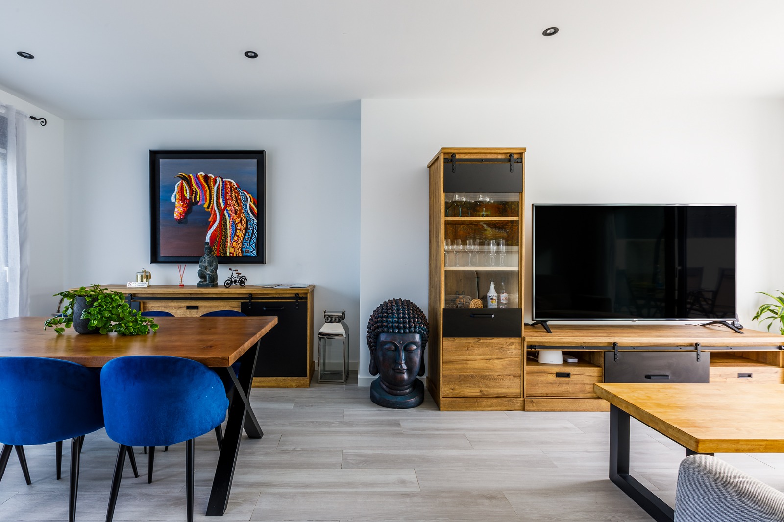 Comedor con mesa de madera, vitrina y televisión